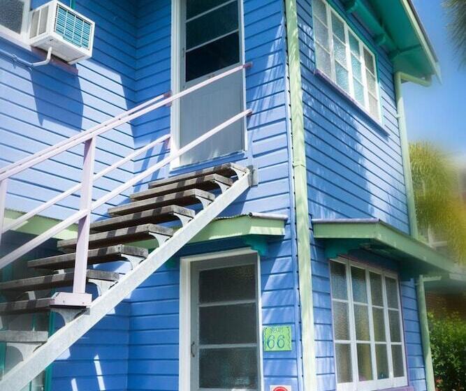 Общежитие Caravella Backpackers