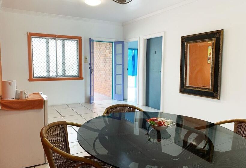 Общежитие Caravella Backpackers