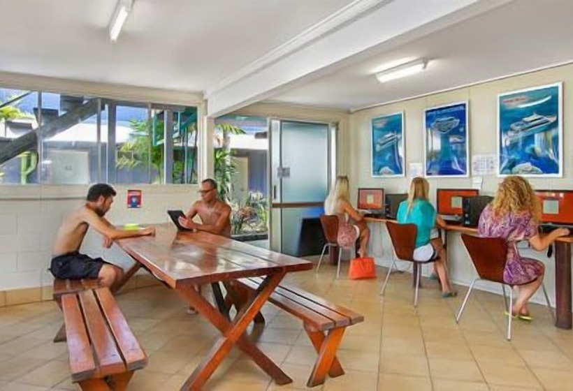 Общежитие Caravella Backpackers