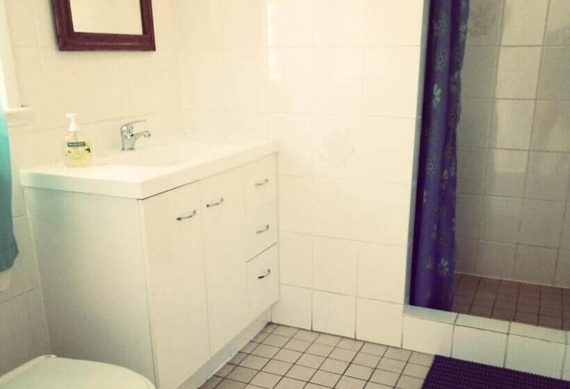 Общежитие Caravella Backpackers