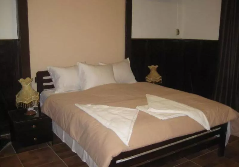 هتل Cecilia Hostel