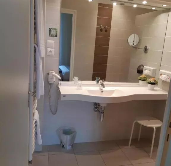 Hotelli Logis Hôtel Restaurant Le Parc