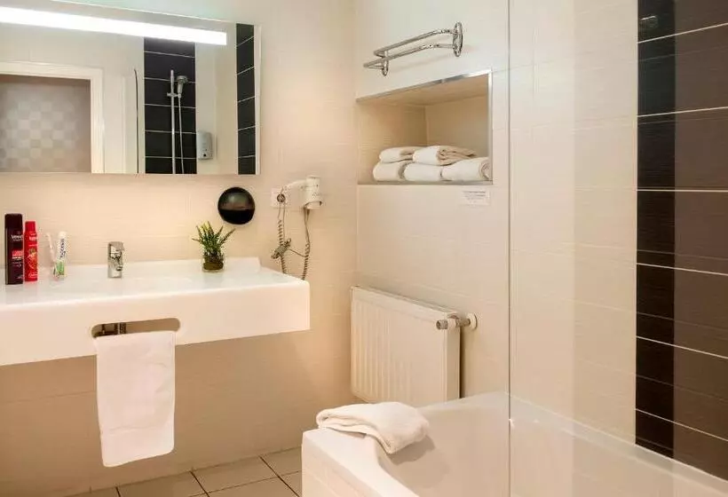 Hotelli Logis Hôtel Restaurant Le Parc