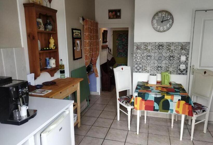 Cute 1 Bed Cottage With View Across Park