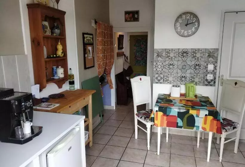 Cute 1 Bed Cottage With View Across Park