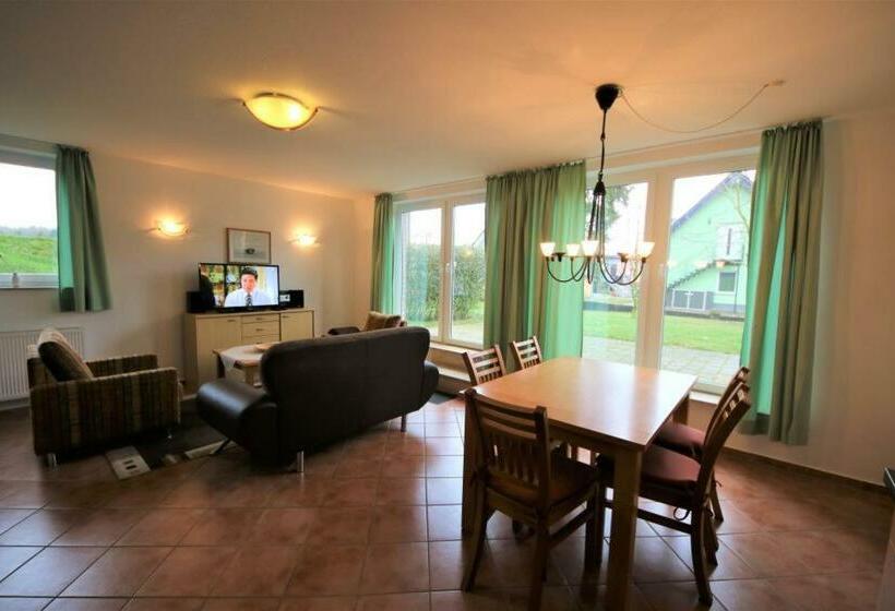 S 42 B   Ferienhaus Mit Terasse Und Grossem Garten An Der Mueritz