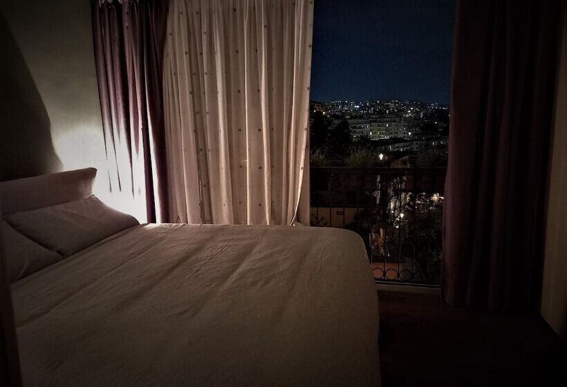 تختخواب و صبحانه Le Petit Palais Naples