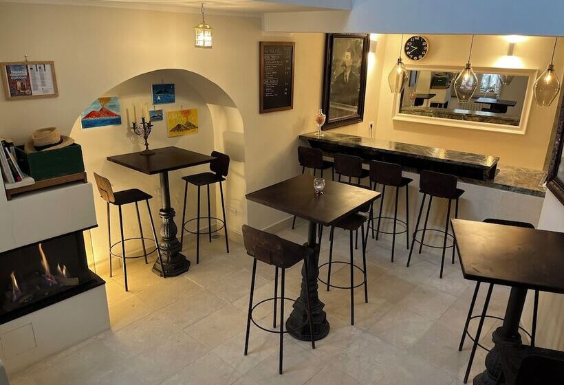 تختخواب و صبحانه Le Petit Palais Naples