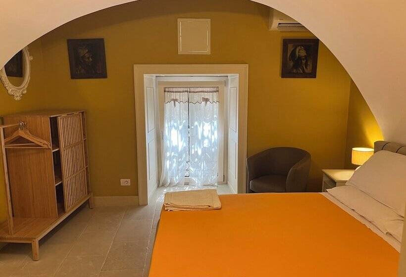 تختخواب و صبحانه Le Petit Palais Naples