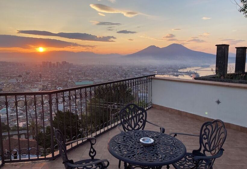 تختخواب و صبحانه Le Petit Palais Naples