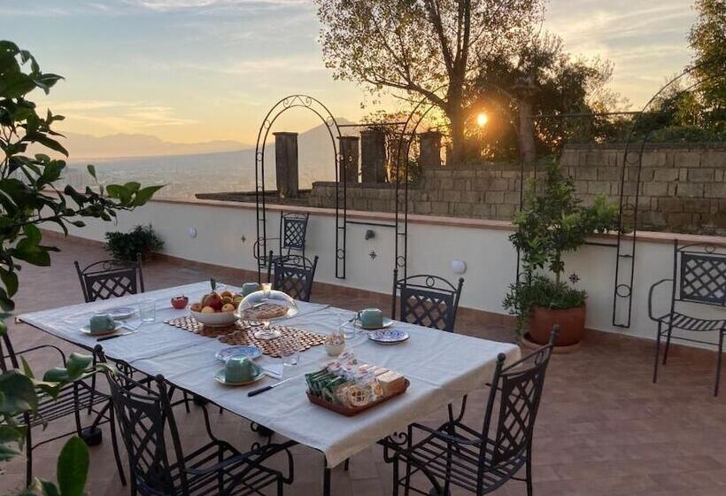 تختخواب و صبحانه Le Petit Palais Naples