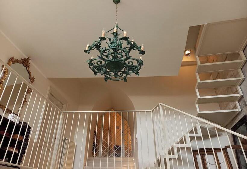 تختخواب و صبحانه Le Petit Palais Naples