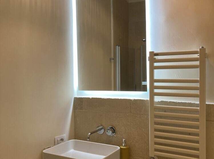 تختخواب و صبحانه Le Petit Palais Naples