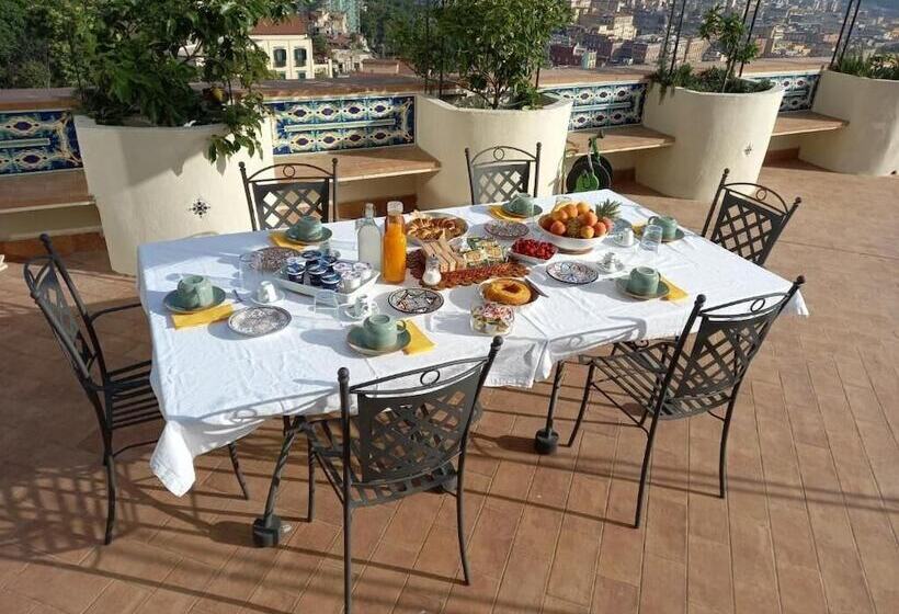 تختخواب و صبحانه Le Petit Palais Naples