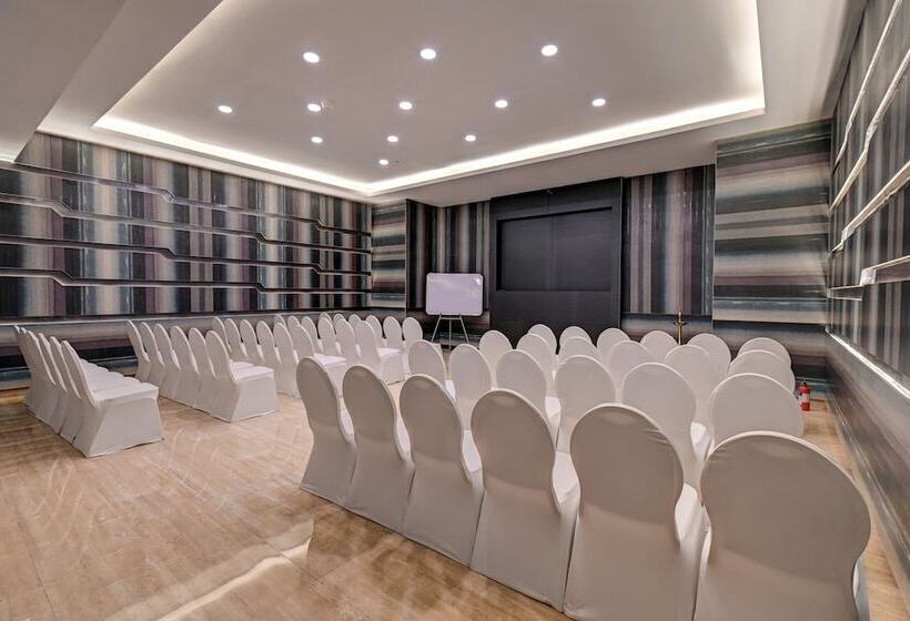 בית מלון כפרי Tip Top International Pune