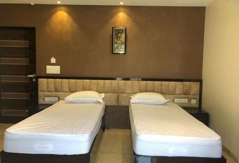 호스텔 L. R Residency