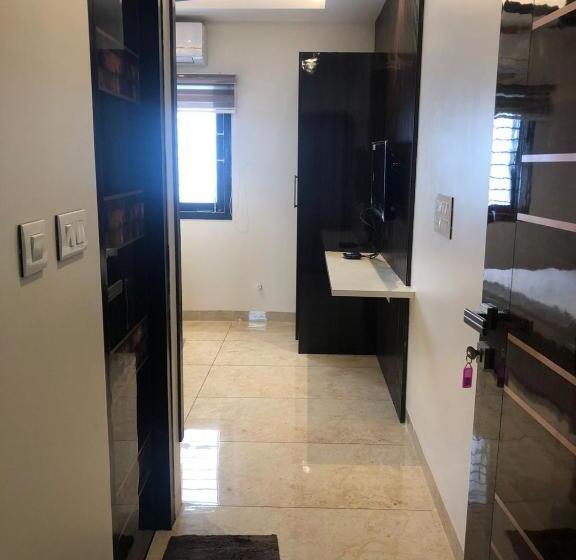 호스텔 L. R Residency