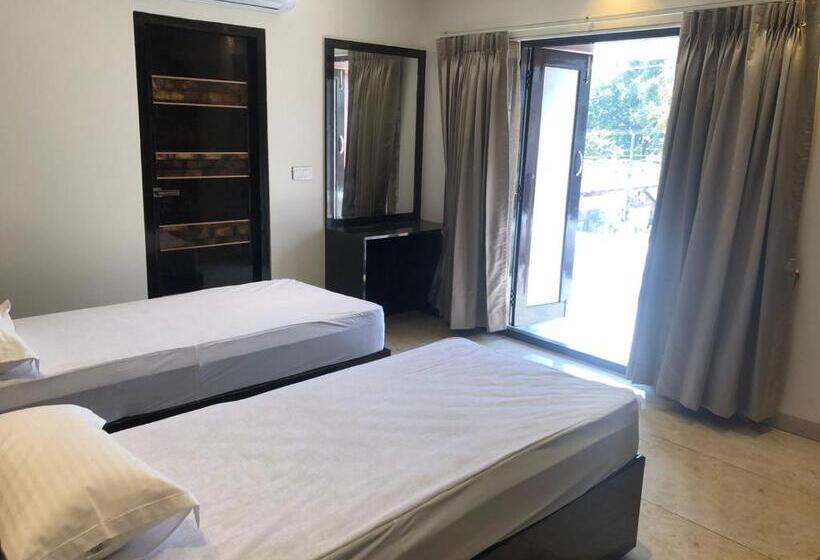 호스텔 L. R Residency