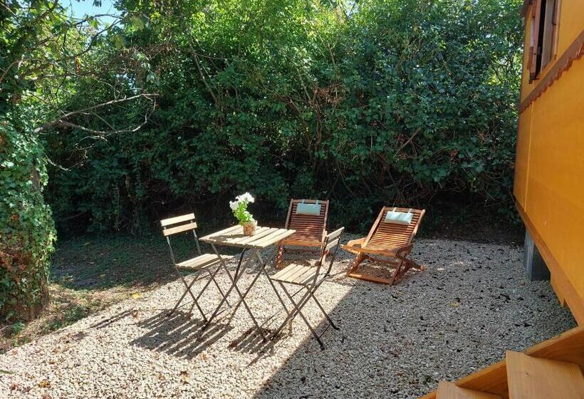 تختخواب و صبحانه La Roulotte Du Herdal