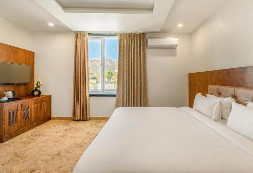 Hotelli Seasons  A Boutique