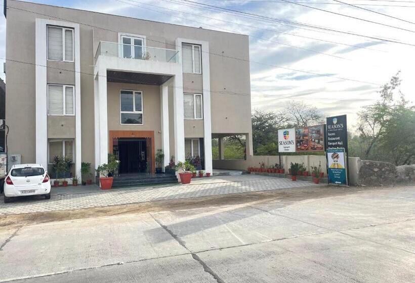 Hotelli Seasons  A Boutique