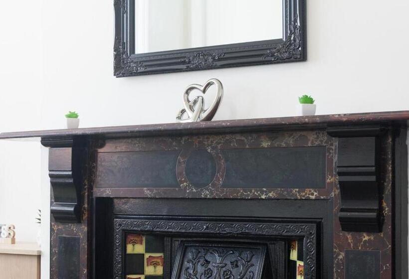 Boaler House, Modern 4 Bed House With Parking Sleeps 8