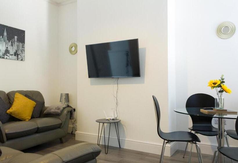 Boaler House, Modern 4 Bed House With Parking Sleeps 8