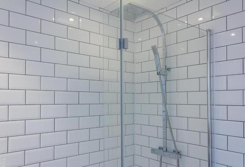 Boaler House, Modern 4 Bed House With Parking Sleeps 8