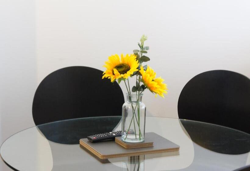 Boaler House, Modern 4 Bed House With Parking Sleeps 8