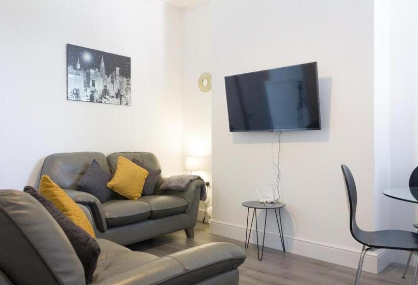 Boaler House, Modern 4 Bed House With Parking Sleeps 8