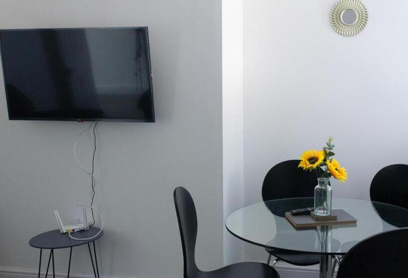 Boaler House, Modern 4 Bed House With Parking Sleeps 8