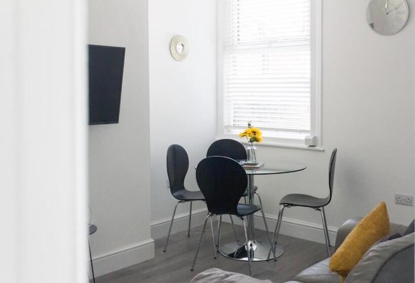 Boaler House, Modern 4 Bed House With Parking Sleeps 8