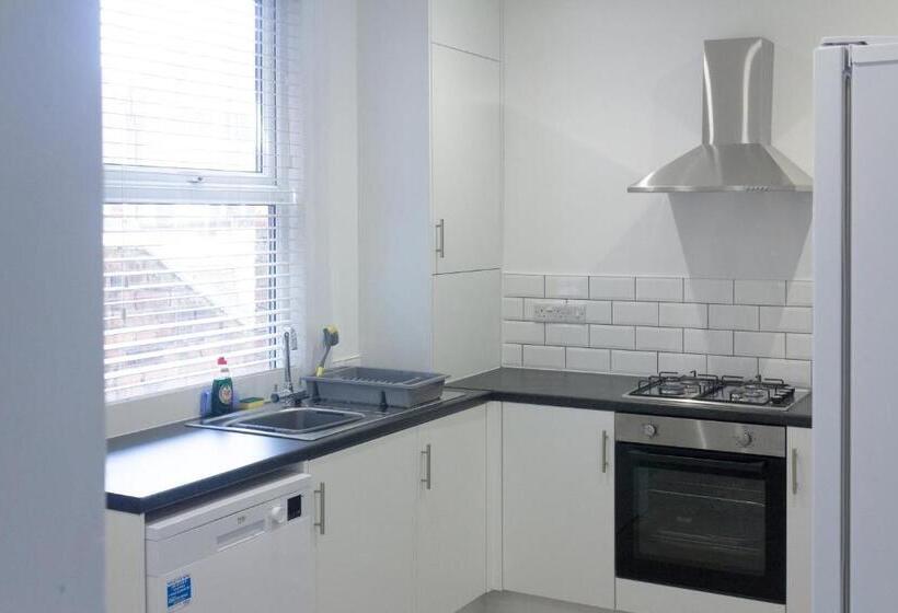 Boaler House, Modern 4 Bed House With Parking Sleeps 8