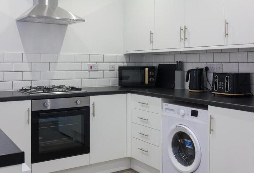 Boaler House, Modern 4 Bed House With Parking Sleeps 8