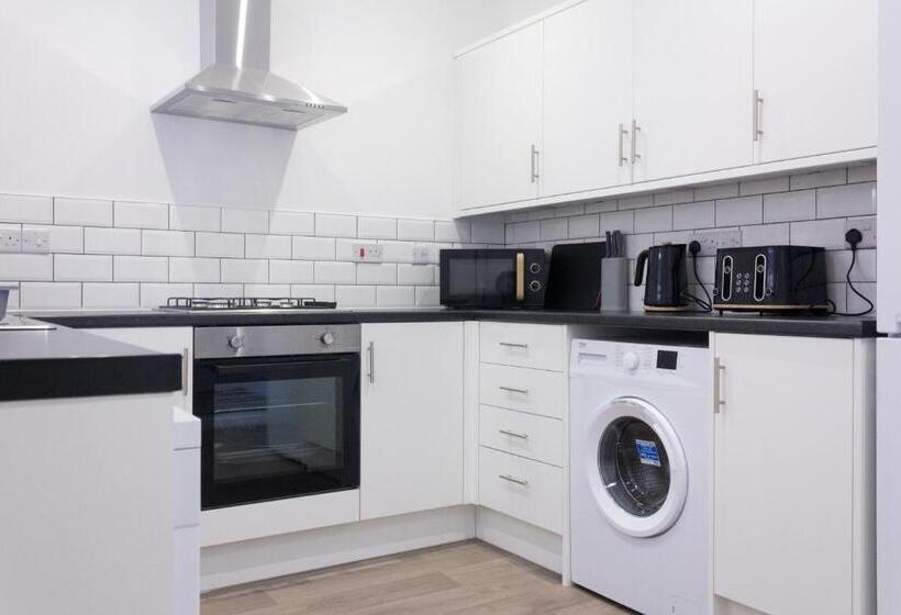 Boaler House, Modern 4 Bed House With Parking Sleeps 8