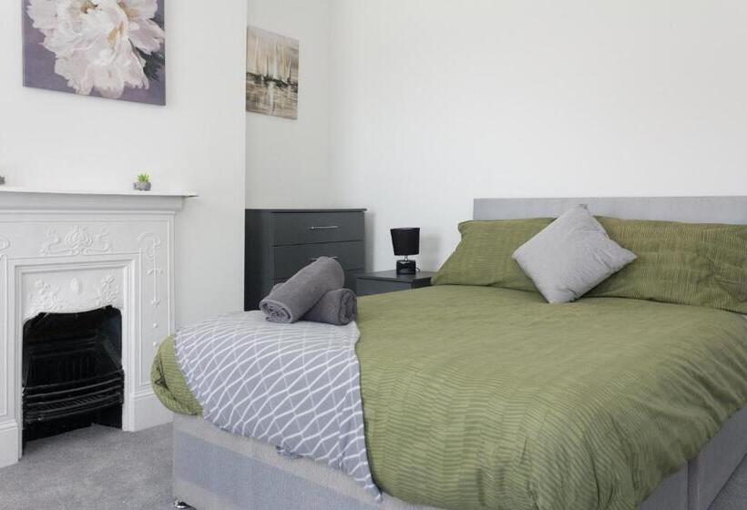 Boaler House, Modern 4 Bed House With Parking Sleeps 8