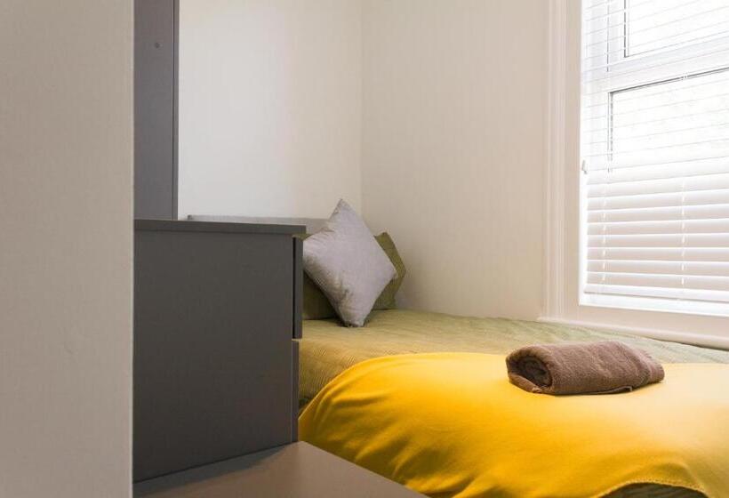 Boaler House, Modern 4 Bed House With Parking Sleeps 8