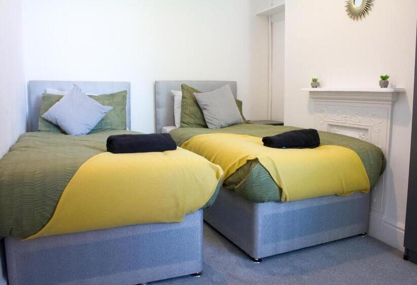 Boaler House, Modern 4 Bed House With Parking Sleeps 8