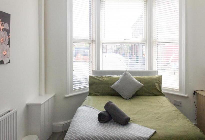 Boaler House, Modern 4 Bed House With Parking Sleeps 8