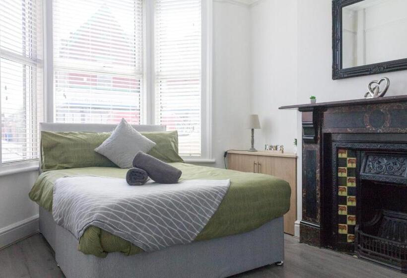 Boaler House, Modern 4 Bed House With Parking Sleeps 8