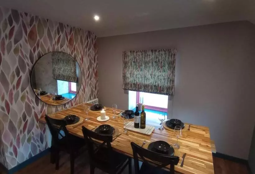 Retkeilymaja Masonic Arms Gatehouse