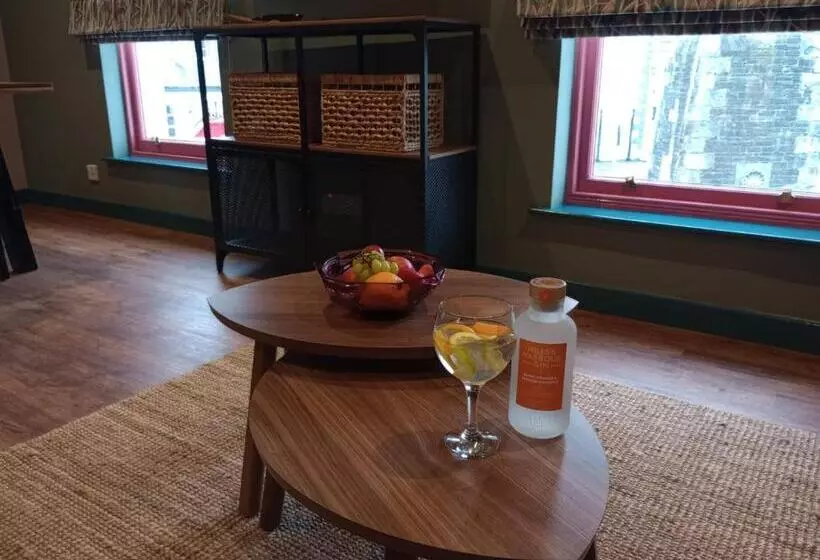 Retkeilymaja Masonic Arms Gatehouse