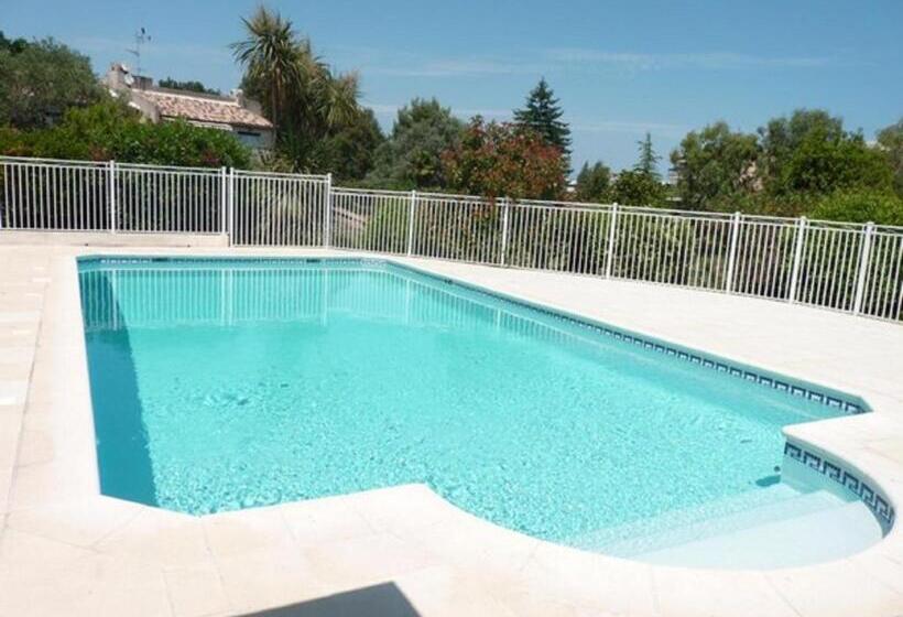 Joli 2p Climatise Dans Résidence Calme Et Securisée Avec Piscine