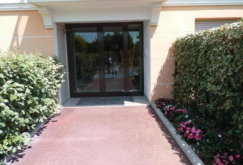 Joli 2p Climatise Dans Résidence Calme Et Securisée Avec Piscine