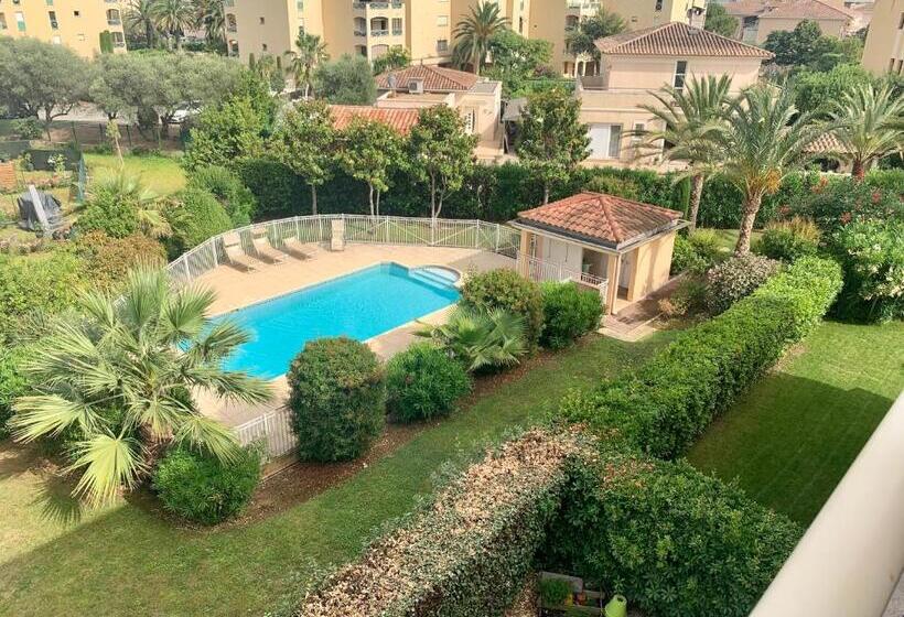 Joli 2p Climatise Dans Résidence Calme Et Securisée Avec Piscine