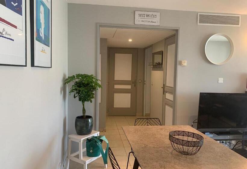 Joli 2p Climatise Dans Résidence Calme Et Securisée Avec Piscine