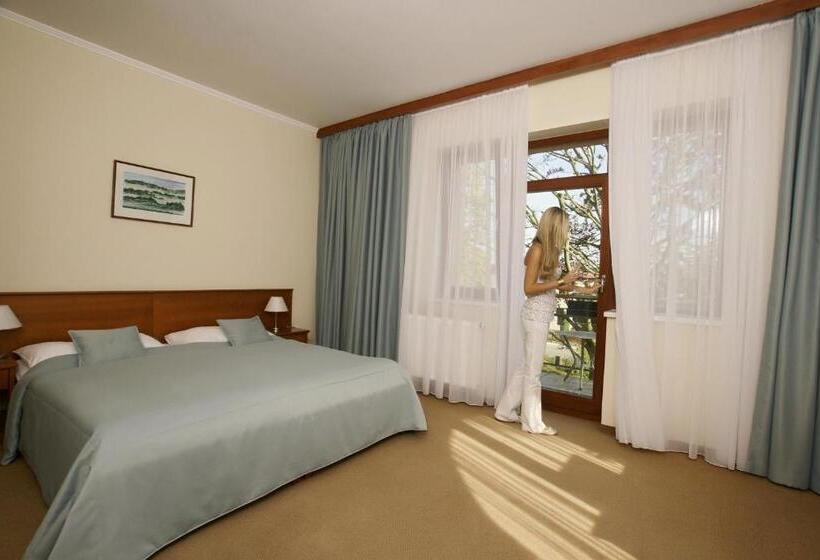 April Hotel Panorama