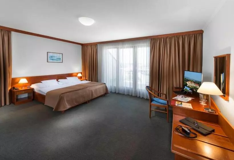 April Hotel Panorama