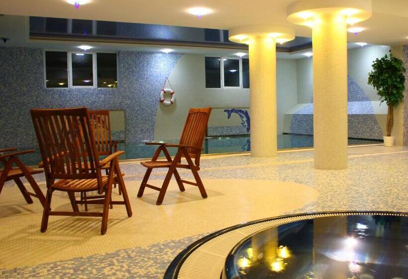 April Hotel Panorama