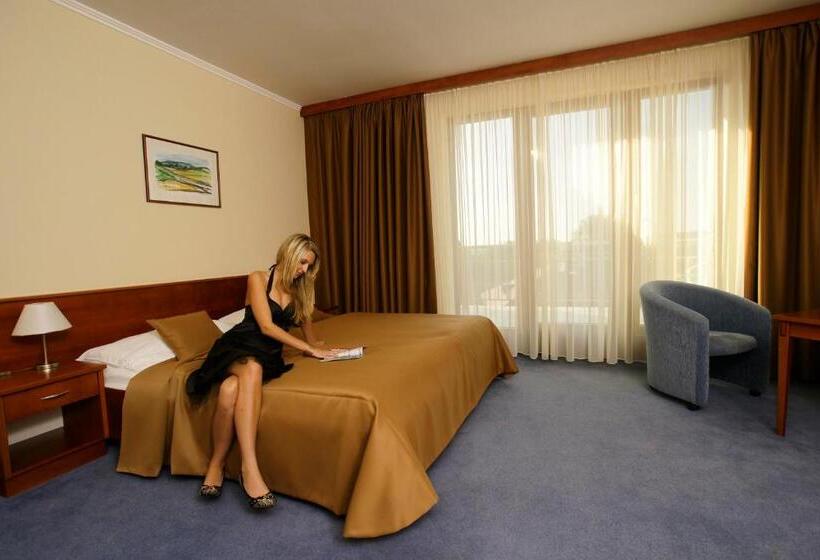 April Hotel Panorama